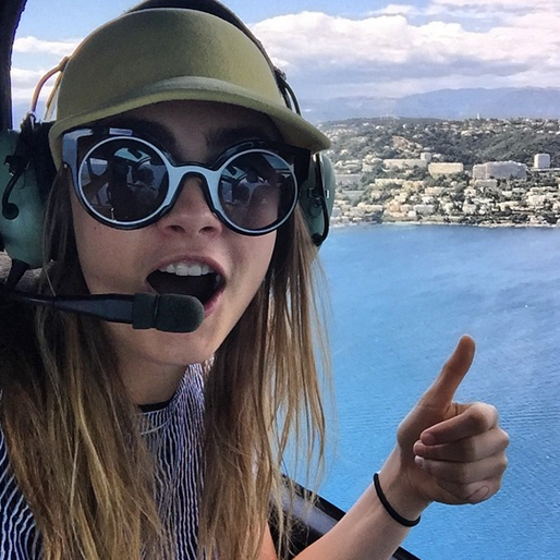 Cara glider i en helikopter över Cannes. Cara glider i en helikopter över Cannes.
